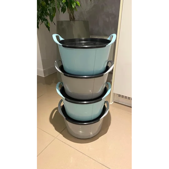 Feed bucket and lids
