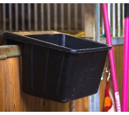 Hanging feeder / manger