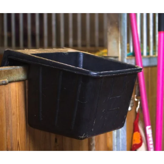 Hanging feeder / manger