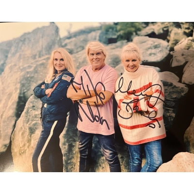 HAND SIGNED GROUP PHOTO 2023