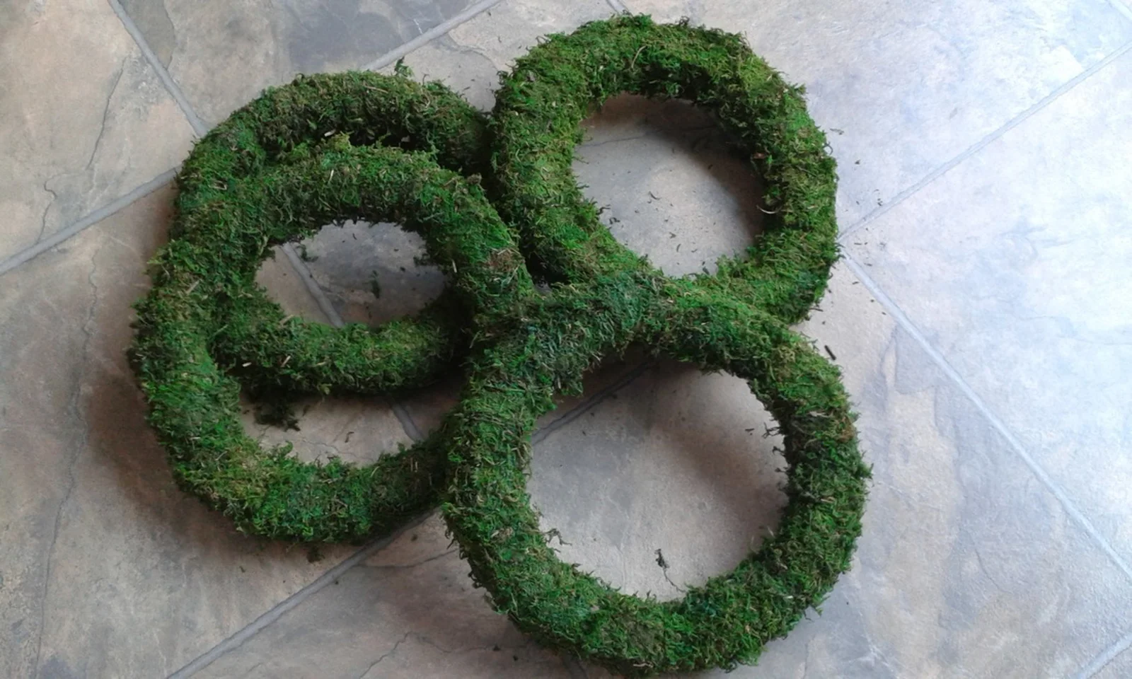 Moss padded Christmas wreath rings