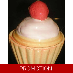 Cupcake topped with Strawberry