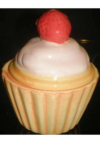 Cupcake topped with Strawberry