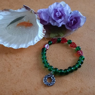 Christmas Stretch Bracelet with a Christmas Wreath Christmas Stretch Bracelet with a Christmas Wreath