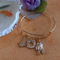 Expandable Christmas Bangle With 3 Charms - Christmas Tree, Christmas Wreath, Santa