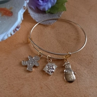 Expandable Christmas Bangle With 3 Charms - Gingerbread Man, Present, Snowman