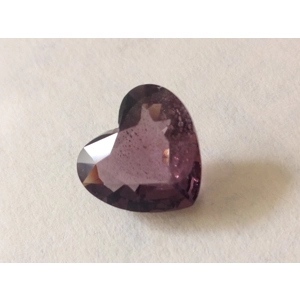 Espinela Púrpura de 2.64 Ct. en Forma de Corazón