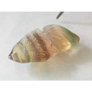 Fluorita Tallada en Forma de Pez Dorado de 26.35 Ct.