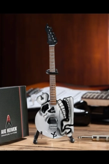 Axe Heaven C.C. DeVille B.C. Rich Skull Miniatur..