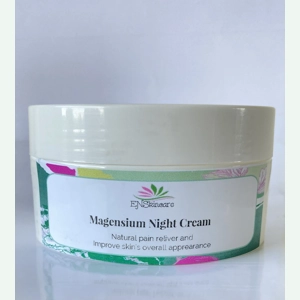 The cream's lightweight formula effortlessly penetrates the skin, delivering vital nutrients and antioxidants that combat free radicals and environmental aggressors, safeguarding your skin from damage.