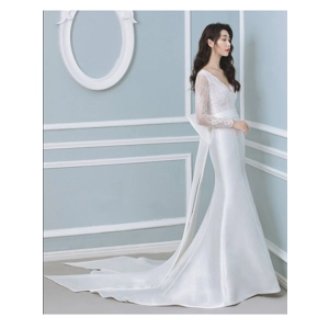 Deep-v white satin lace long-sleeved fishtail wedding dress.