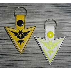 Poke yellow team keychain
