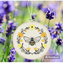 Summer buzz bee wall ho..