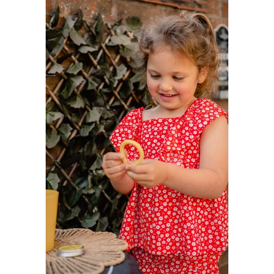 Child bending a bendy reusable silicone straw