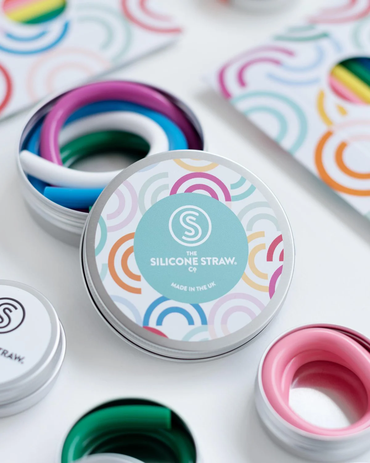 Straws in travel tins