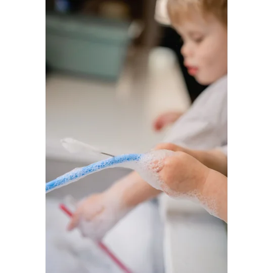 children washing reusable straws