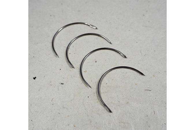 KURVET NÅL, LITEN KURVET NÅL, LITEN