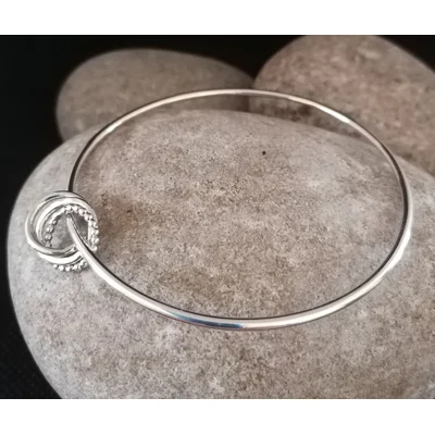Tri-interlinked ring Bangle