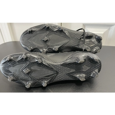 9.5 Mens Soccer Cleats, Black Laceless