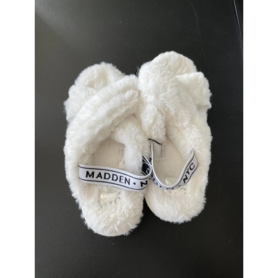9 Womens Slippers, White, Faux Fur