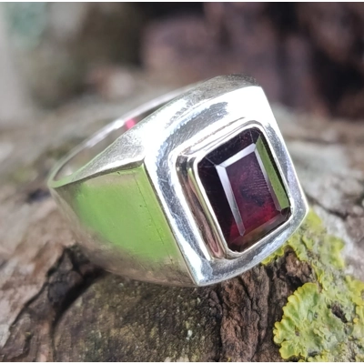 Squared Garnet Ring