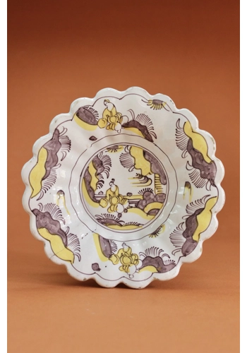 London Delftware Lobed Dish in Polychrome Yellow & Brown Late 17thc