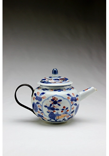 SOLD  Chinese Imari Kangxi teapot with metal handle 1662-1722