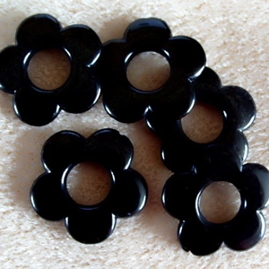 5 daisy bead pendants, black, 30mm