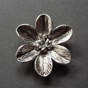 Silver plated metal flower pendant 31mm x 27mm