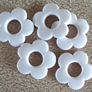 5 daisy bead pendants, white, 30mm