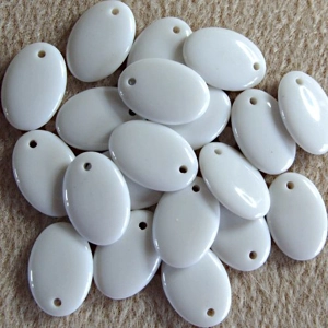 20 oval synthetic pendants, 15mm x 20mm,white