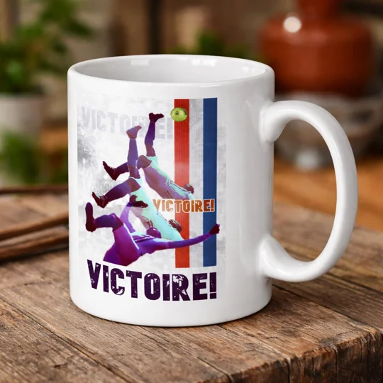 Escape to Victory Pelé Bicycle Kick “Victoire” Retro Football Mug – Iconic Movie Scene Coffee Cup
