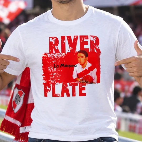 River Plate Ángel Labruna-inspired La Máquina football T-shirt with full-colour artwork on white.