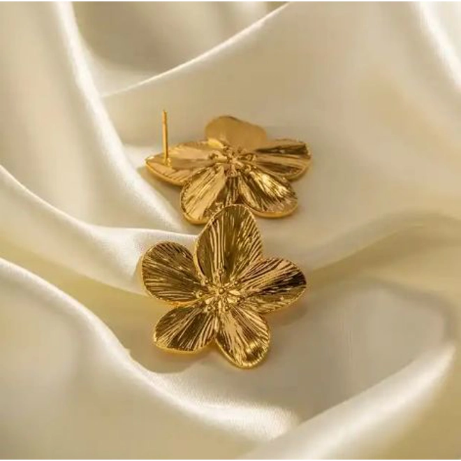 Additional Image for Gold Cute Floral Shaped Earrings