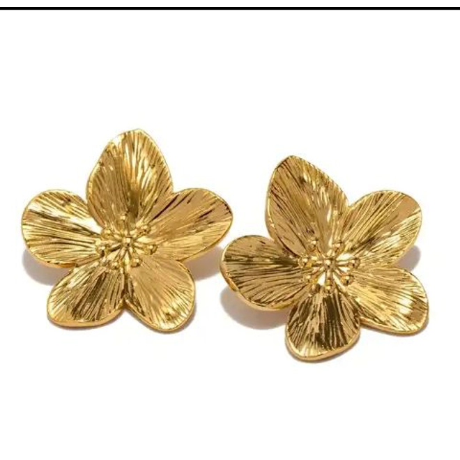 Additional Image for Gold Cute Floral Shaped Earrings