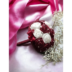 Bordó-fehér színű 19 szálas selyemrózsa csokor