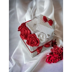 Szatén rózsabox ékszertartóval