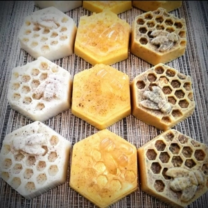 Oatmeal, Goats Milk & Raw Honeycomb Soap