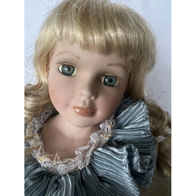 Additional Image for Amazing vintage doll