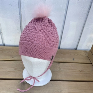 Strikket lue med øreklaffer ..