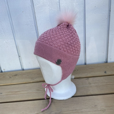 Strikket lue med øreklaffer og dusk