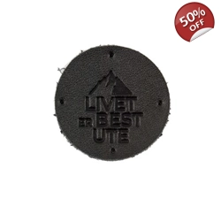 Skinn merke med tekst 