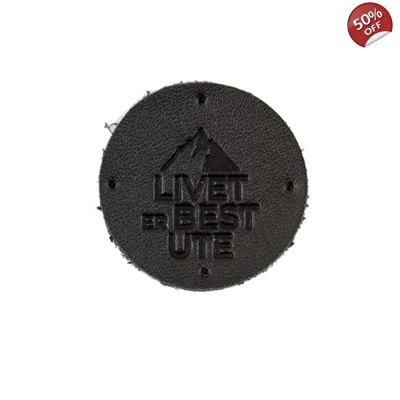 Skinn merke med tekst "Livet er best ute""