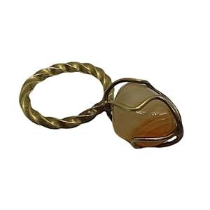 Mässingring med sten