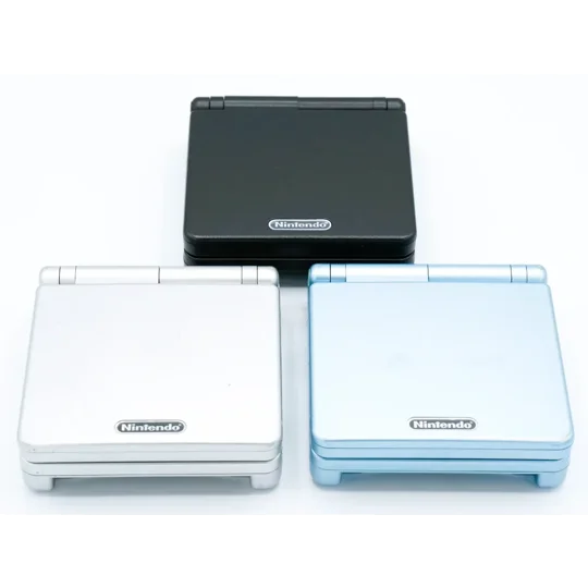 Game Boy Advance SP in verschiedenen Farben