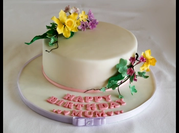 Mothers Day Cake with Fondant Daffodils