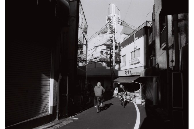 Around the corner - 目の前