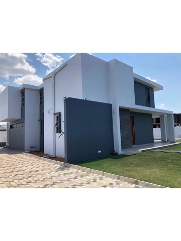 5 Bedroom House For Sale in Matola Central