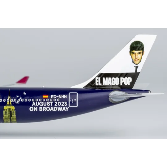 LEVEL Airbus A330-300 "El Mago Pop" 1:400