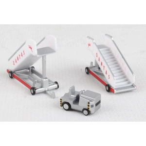 Qantas passasjertrapper med traktor 1:200